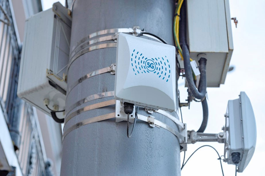 Montage av 5G-utrustning på stolpar och master